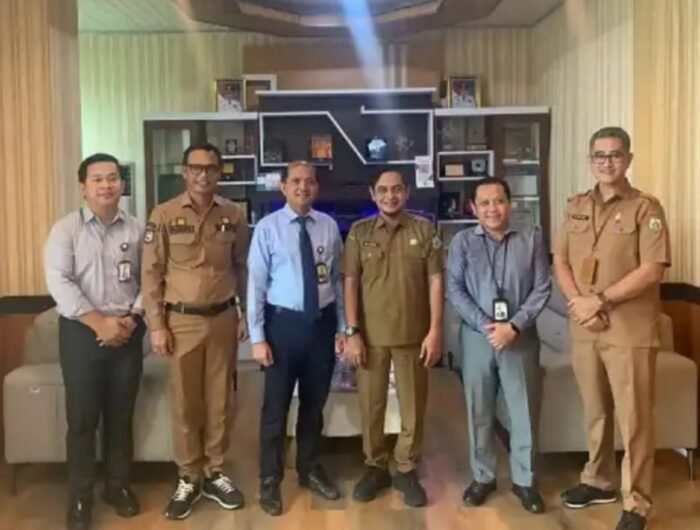 Kepala Badan Pengelolaan Keuangan dan Pendapatan Daerah (BPKPD) Provinsi Sulawesi Barat (Sulbar), Mohammad Ali Chandra, menerima kunjungan silaturahmi Pimpinan Bank Sulselbar Cabang Utama Mamuju di Kantor BPKPD Sulbar