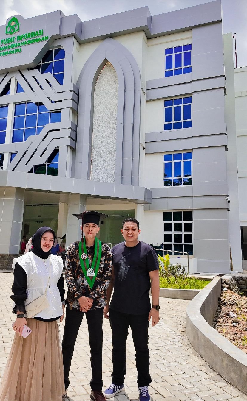 Firdaus bersama saudaranya