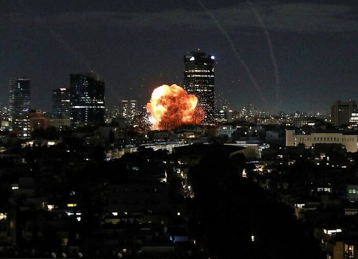 Foto: Serangan Iran di Tel Aviv (Sumber: cnbcindonesia.com/REUTERS/Gideon Markowicz)